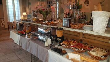 Petit déjeuner buffet servi tous les jours en supplément