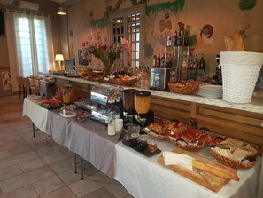 Petit déjeuner buffet servi tous les jours en supplément