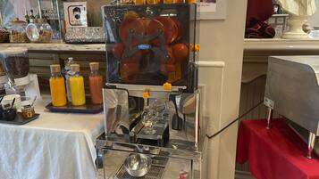 Dagelijks ontbijtbuffet (EUR 13 per persoon)