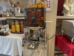 Café da manhã com buffet todos os dias mediante uma taxa