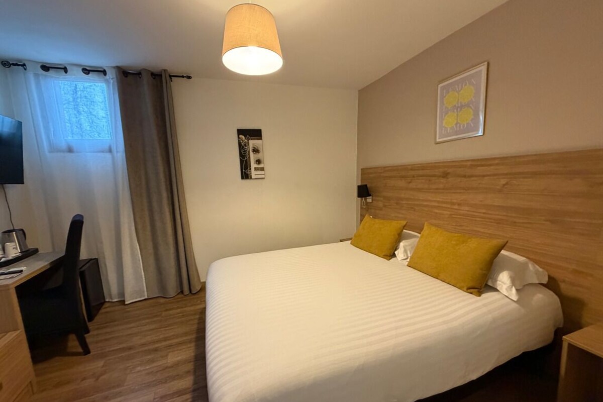 Habitación económica | Ropa de cama de alta calidad y camas con efecto memoria 