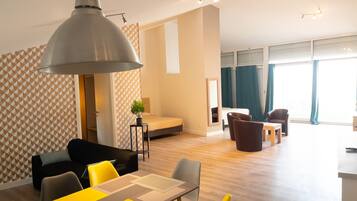 Deluxe penthouse | Luxe beddengoed, bedden met traagschuimmatrassen, een gratis minibar