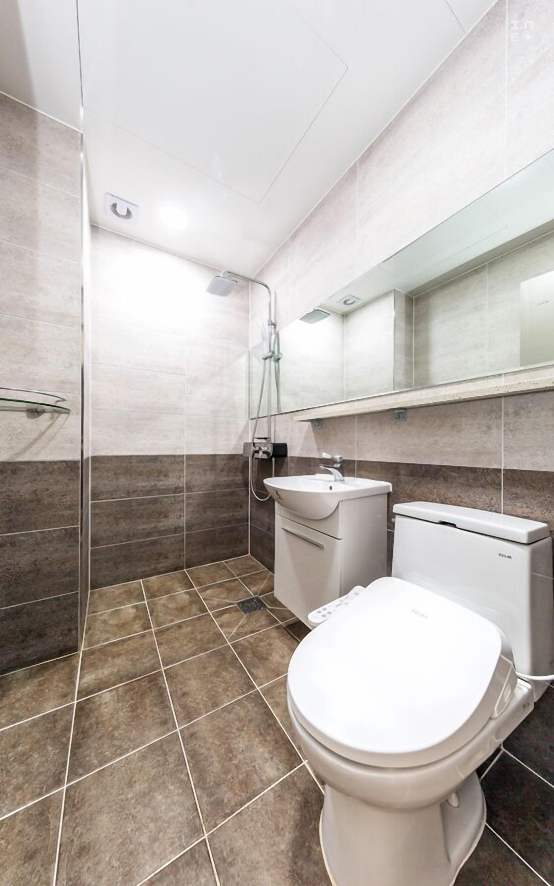 shower, free toiletries, hair dryer, bidet