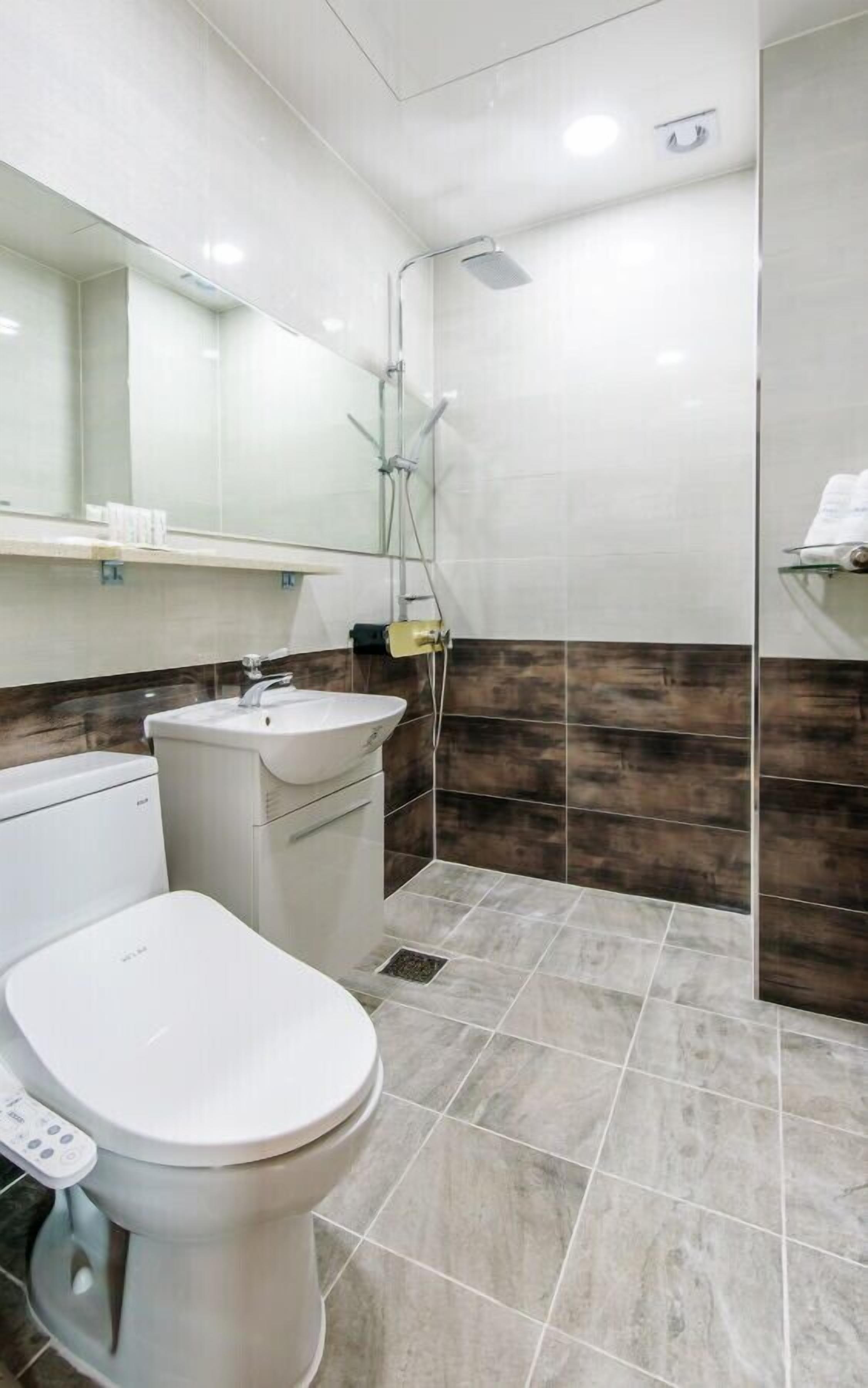 standard twin room | bathroom | shower, free toiletries, hair dryer, bidet