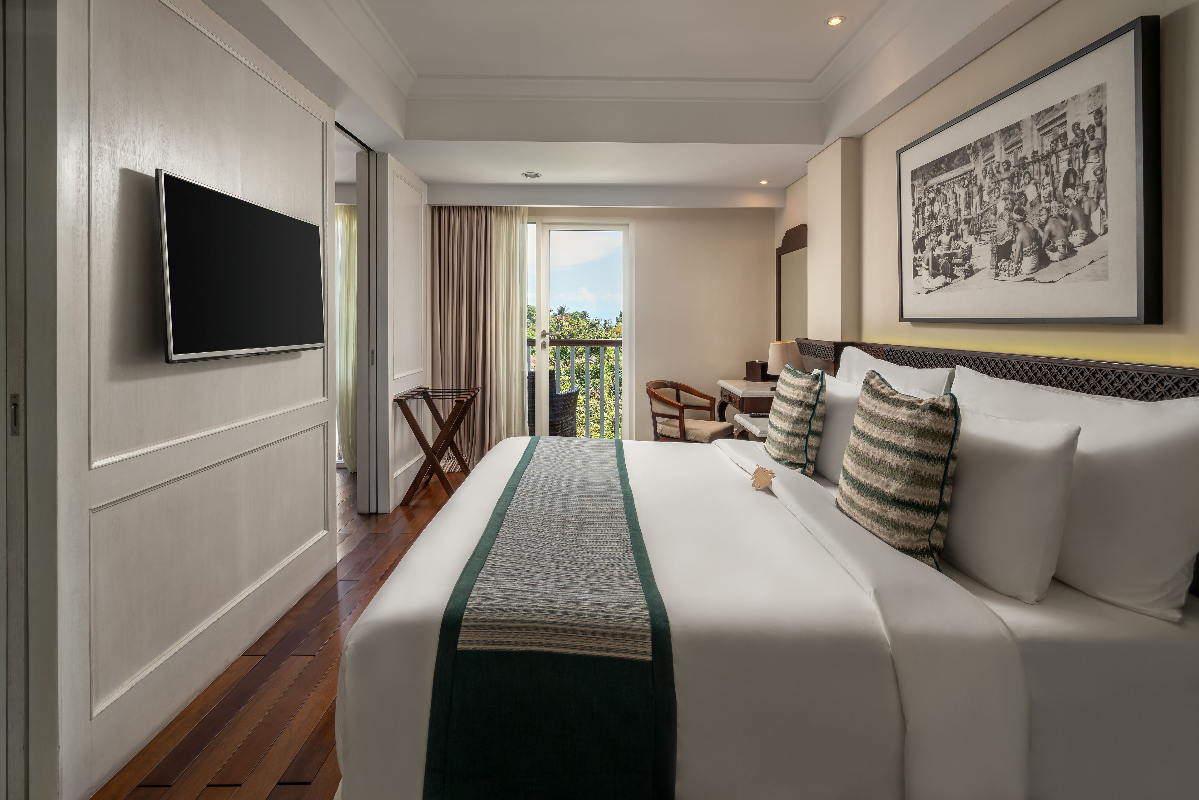 Bộ đồ giường cao cấp, chăn bông, nệm Select Comfort, minibar 