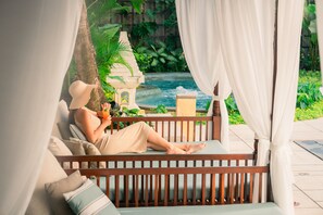 Kolam renang outdoor, dengan kursi berjemur
