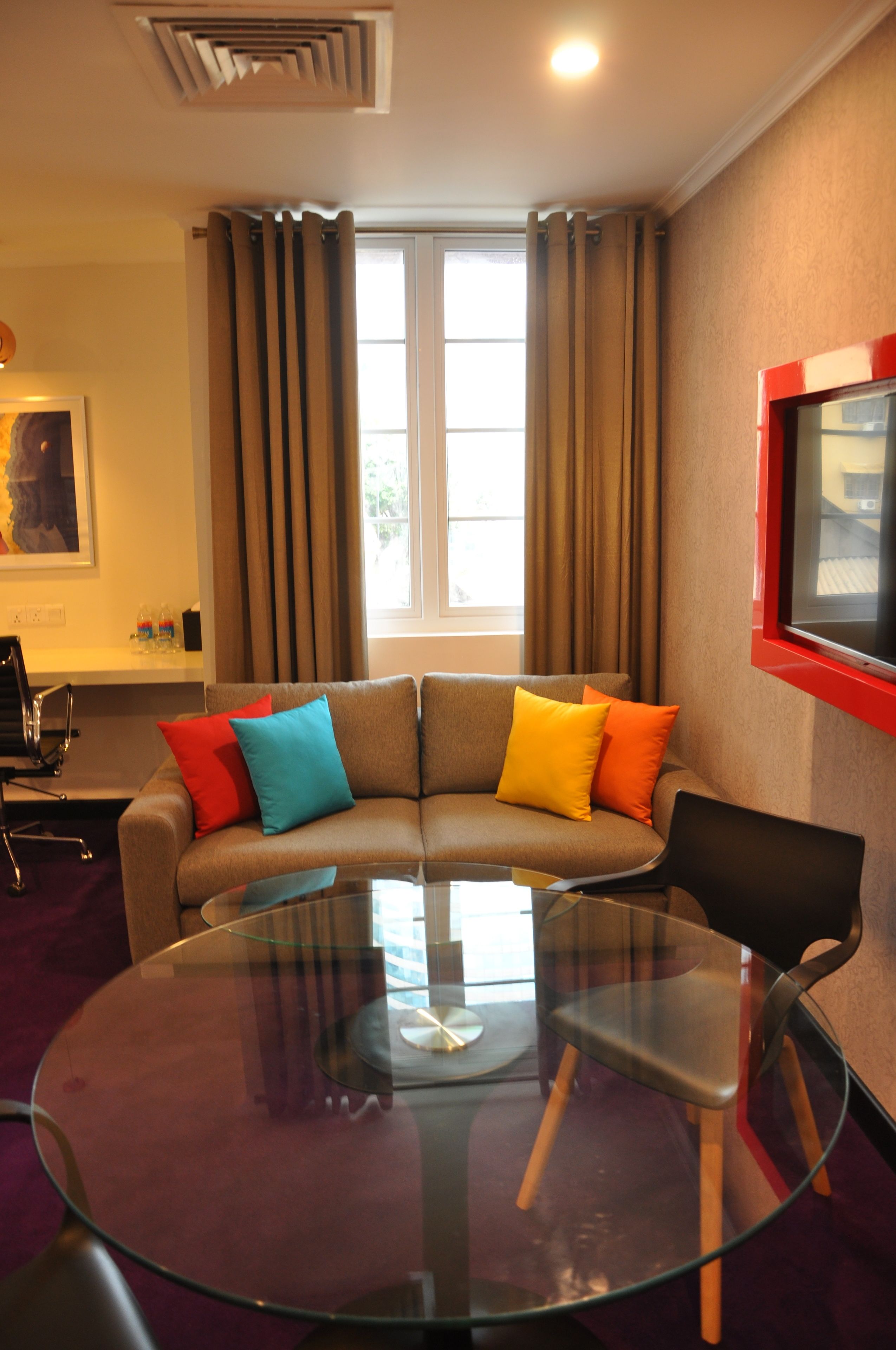 ทีวีจอแอลอีดี 40 นิ้ว พร้อมช่องดาวเทียม, ทีวี, ภาพยนตร์แบบจ่ายต่อเรื่อง