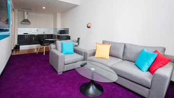 Deluxe Suite | Private kitchen | Stovetop, coffee/tea maker, electric kettle