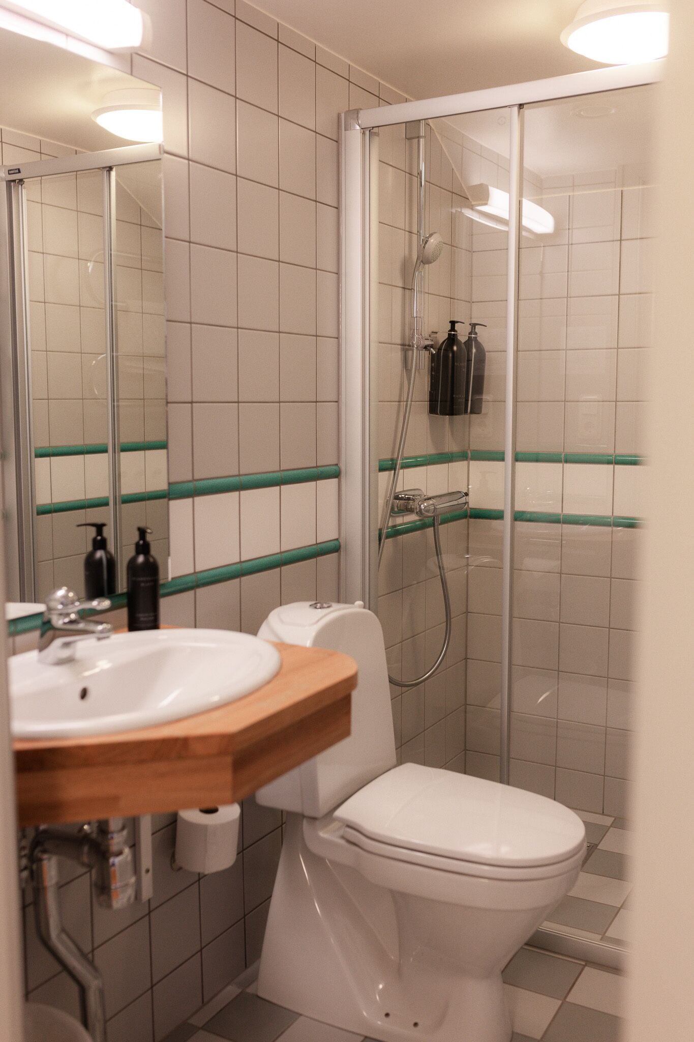 standard pärla twin | bathroom | shower, hair dryer, towels