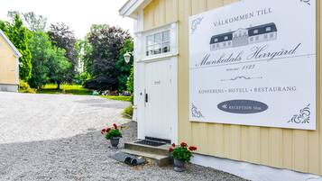 Un edificio con un cartel que indica que es Munkedals Herregård, un centro de conferencias, hotel y restaurante.