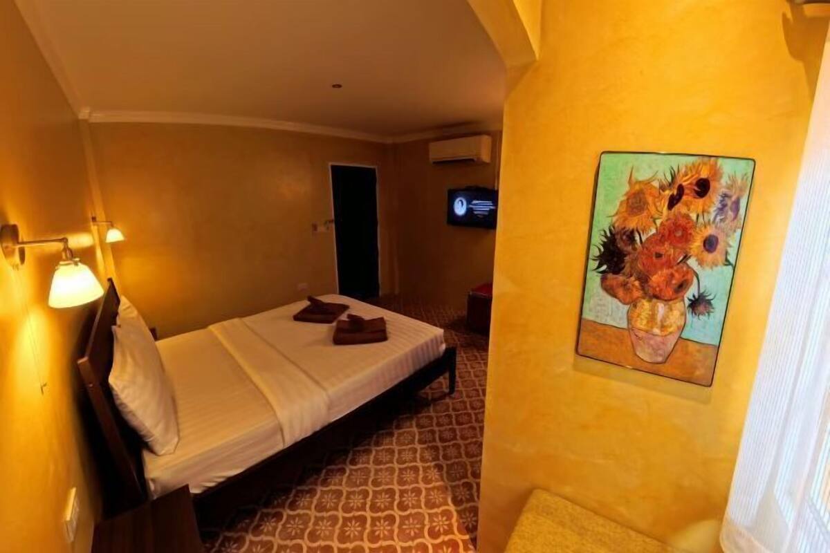 Cortinas opacas, wifi gratis, ropa de cama