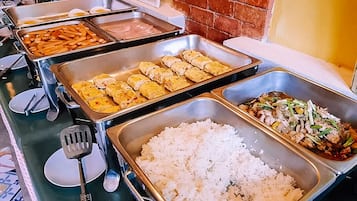 Se ofrece un desayuno bufé (250 THB por persona)