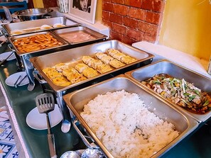 بوفيه فطور يوميًا بتكلفة قدرها (250 THB للشخص)