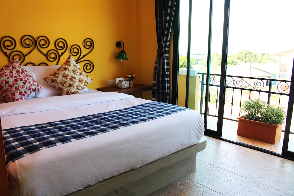 Standard Double with Balcony | Cortinas opacas, wifi gratis, ropa de cama