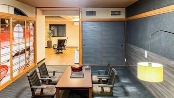 In-room safe, free WiFi, bed sheets