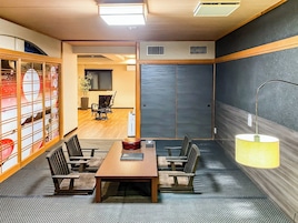 Caja de seguridad en la habitación, wifi gratis y ropa de cama