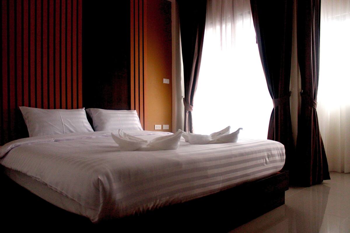 Superior King Room | Minibar (some free items), in-room safe, desk, blackout drapes