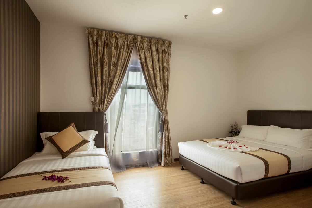 Family Room | Desk, iron/ironing board (on request), WiFi (free)