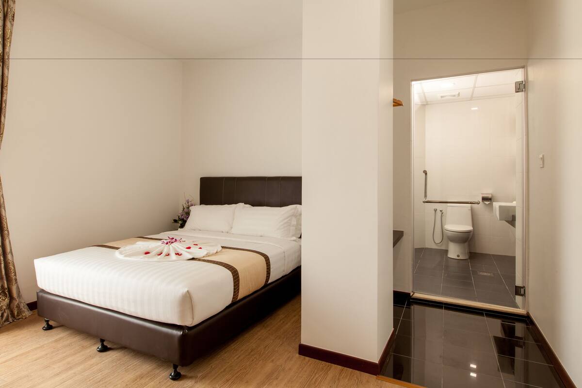 Standard Room | Desk, iron/ironing board (on request), WiFi (free)