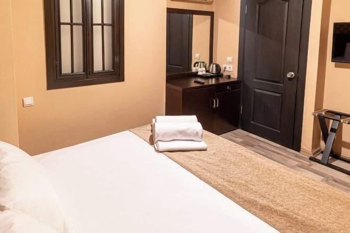 Luxe beddengoed, donsdekens, een minibar met enkele gratis items