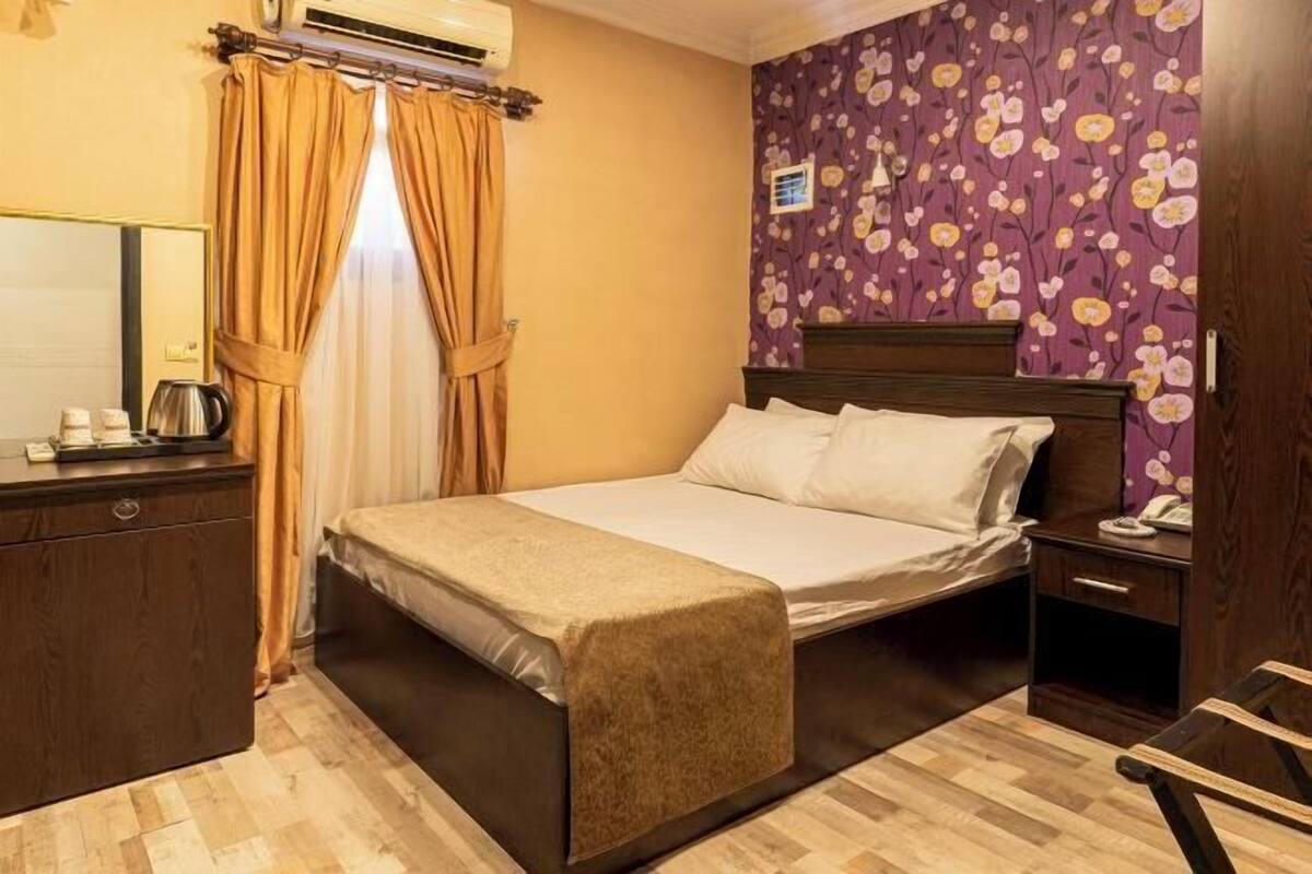 Luxe beddengoed, donsdekens, een minibar met enkele gratis items