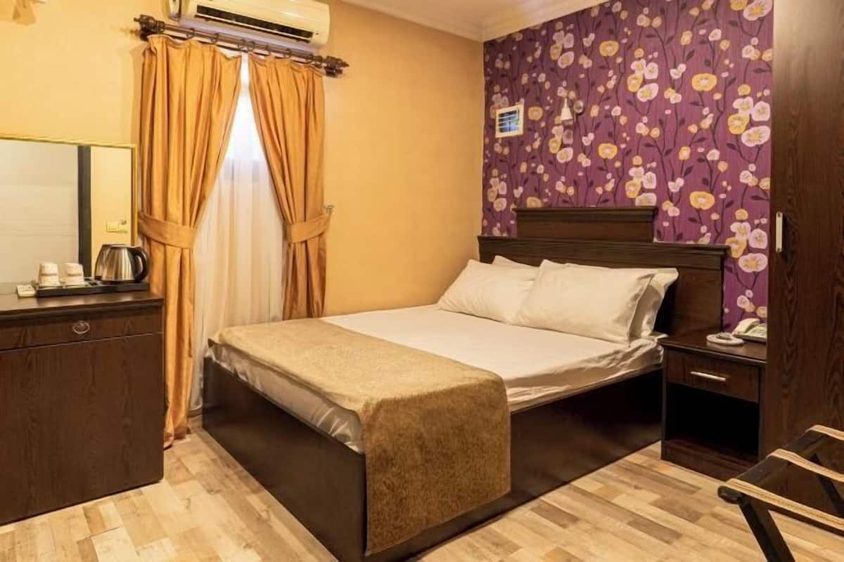 1 bedroom, premium bedding, down comforters, free minibar items