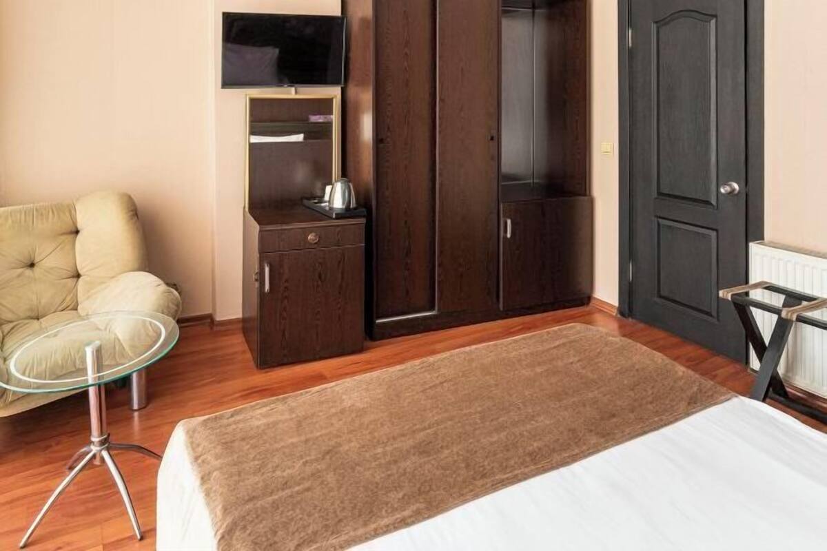 Luxe beddengoed, donsdekens, een minibar met enkele gratis items