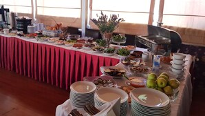 Una mesa de buffet con diversos alimentos y una estación de café.