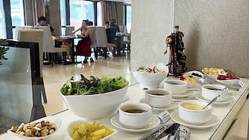 Breakfast, lunch, dinner served; international cuisine