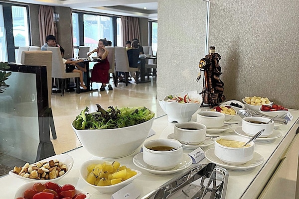 S'hi serveixen esmorzars, dinars, sopars i plats de cuina internacional