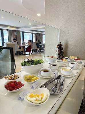 Breakfast, lunch, dinner served; international cuisine