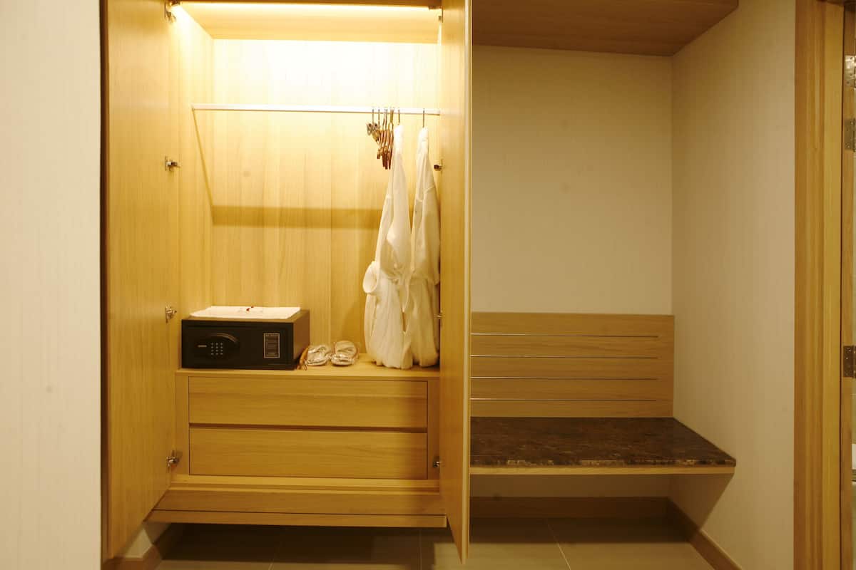 Een minibar, een kluis op de kamer, een bureau, verduisterende gordijnen