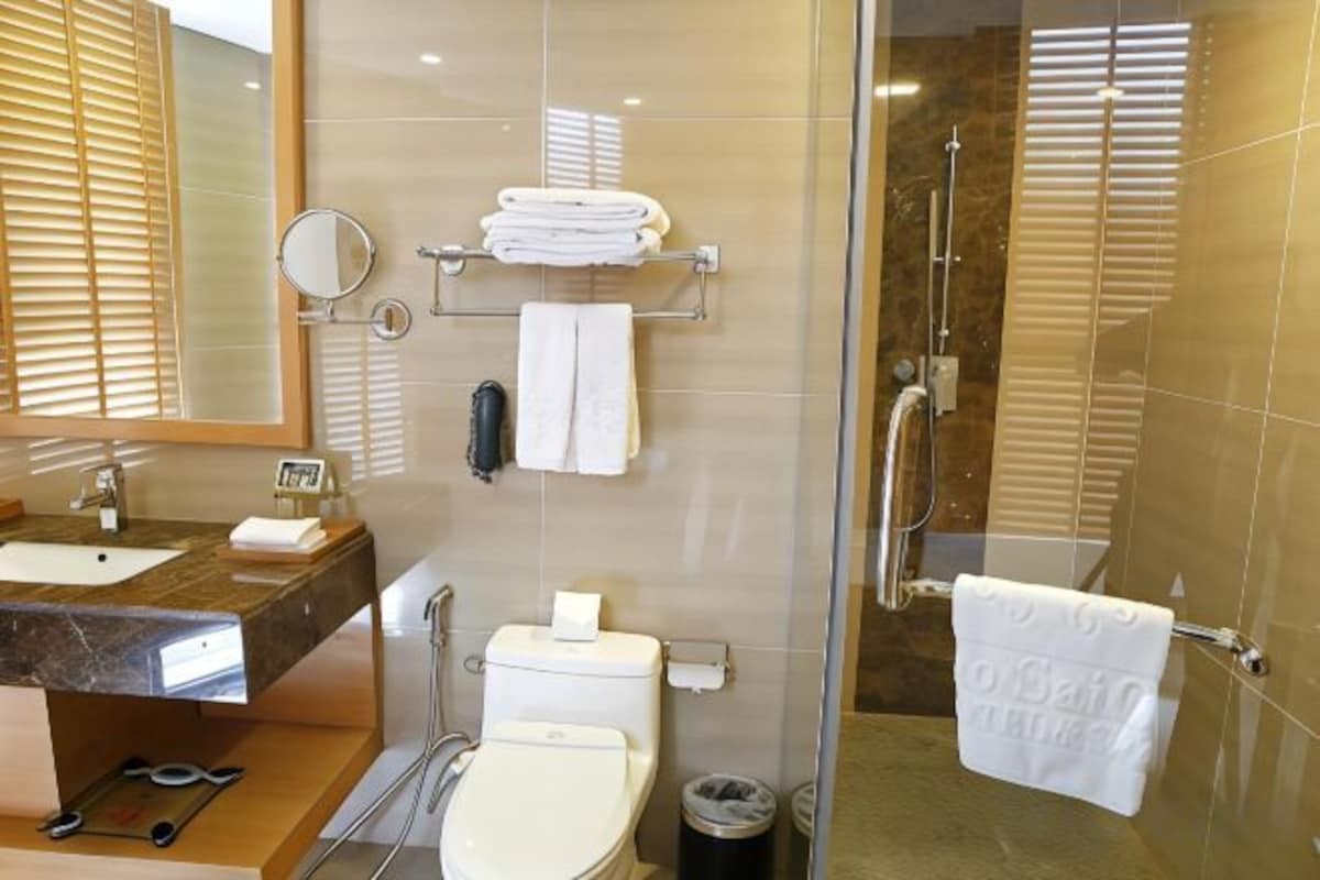 Baño | Artículos de higiene personal gratuitos, secador de pelo y albornoces