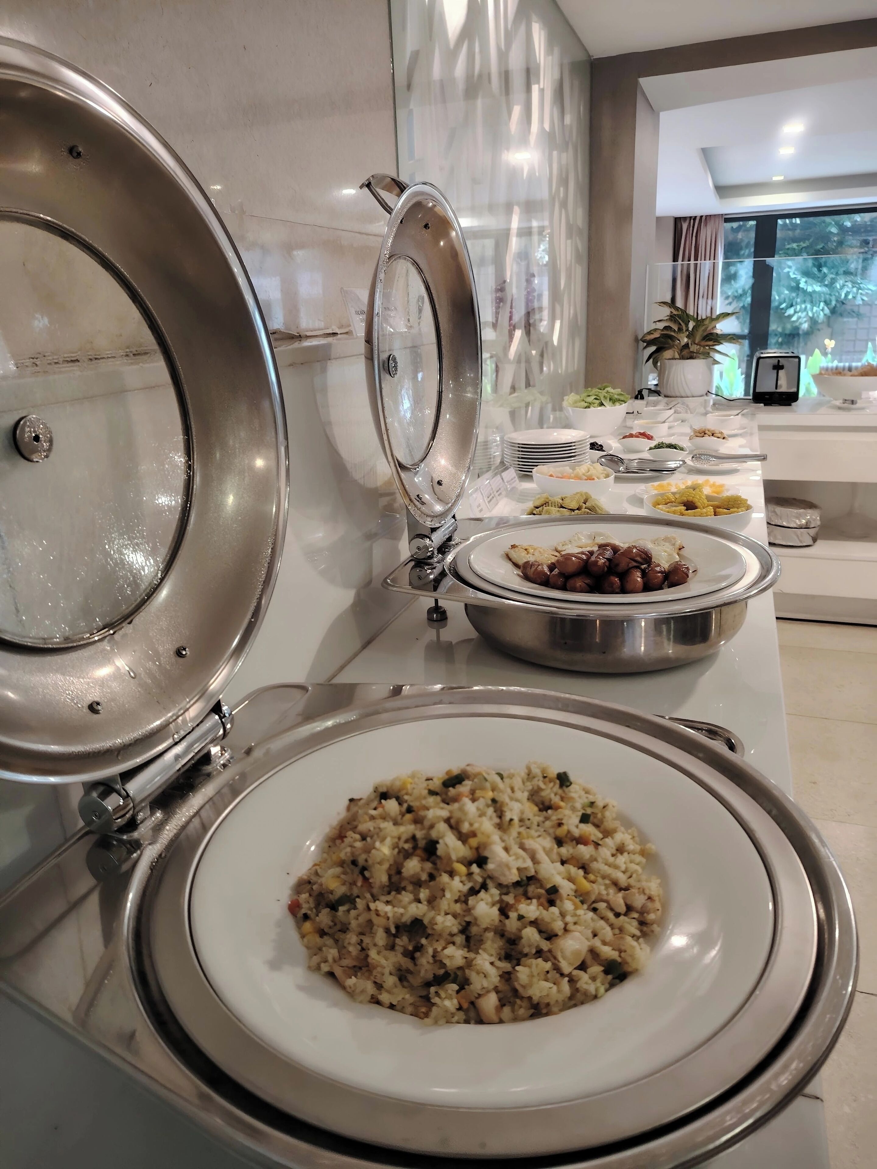 Breakfast, lunch, dinner served; international cuisine 