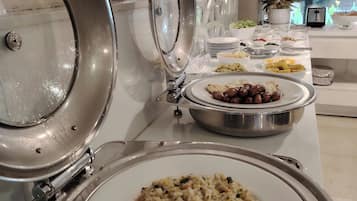 Breakfast, lunch, dinner served; international cuisine