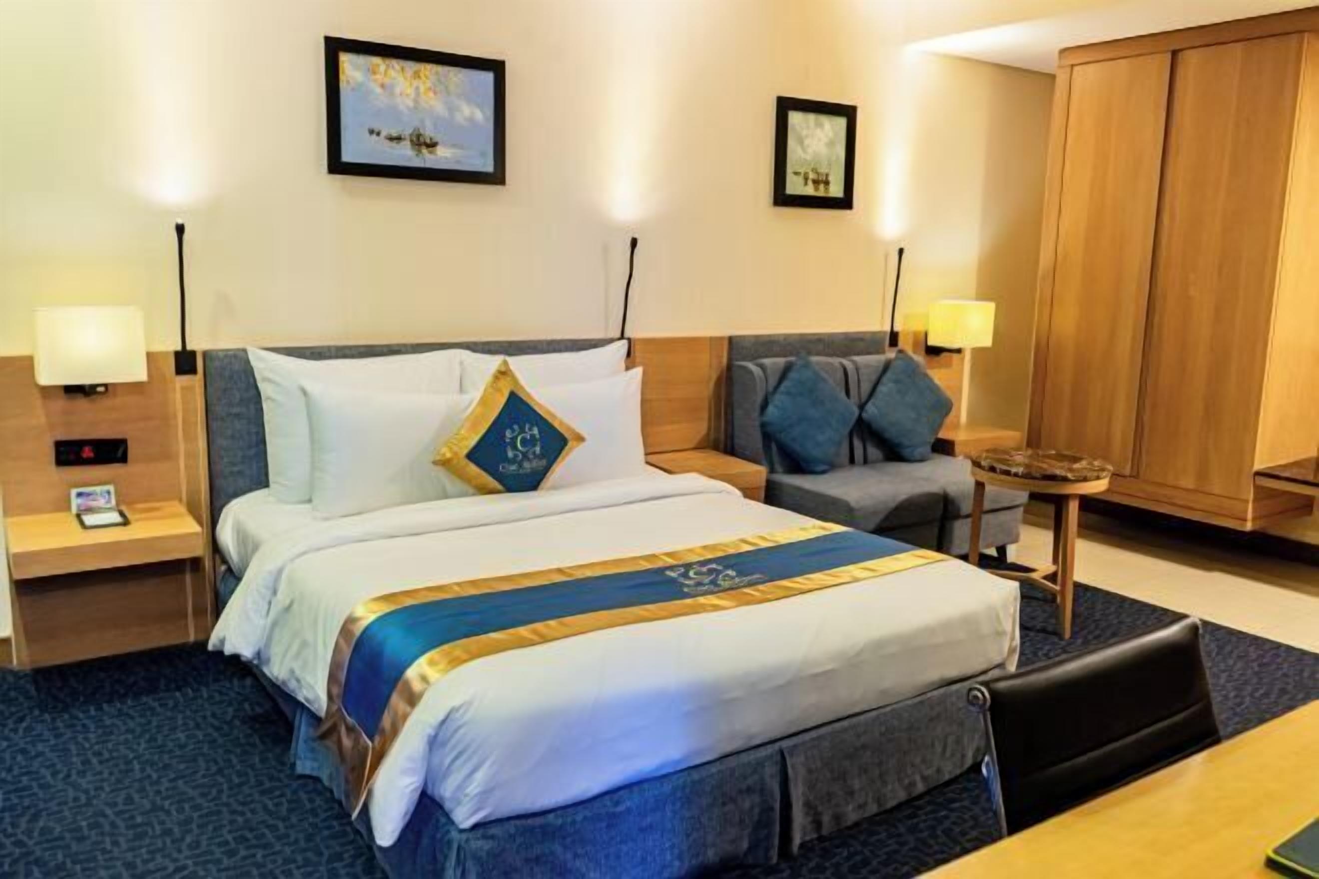 Minibar, in-room safe, desk, blackout drapes