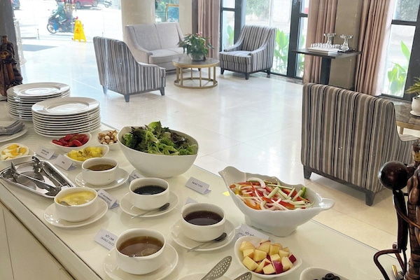 Breakfast, lunch, dinner served; international cuisine