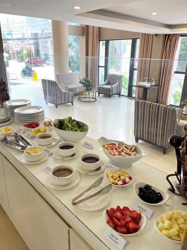 Serveert ontbijt, lunch, diner, internationale gerechten 