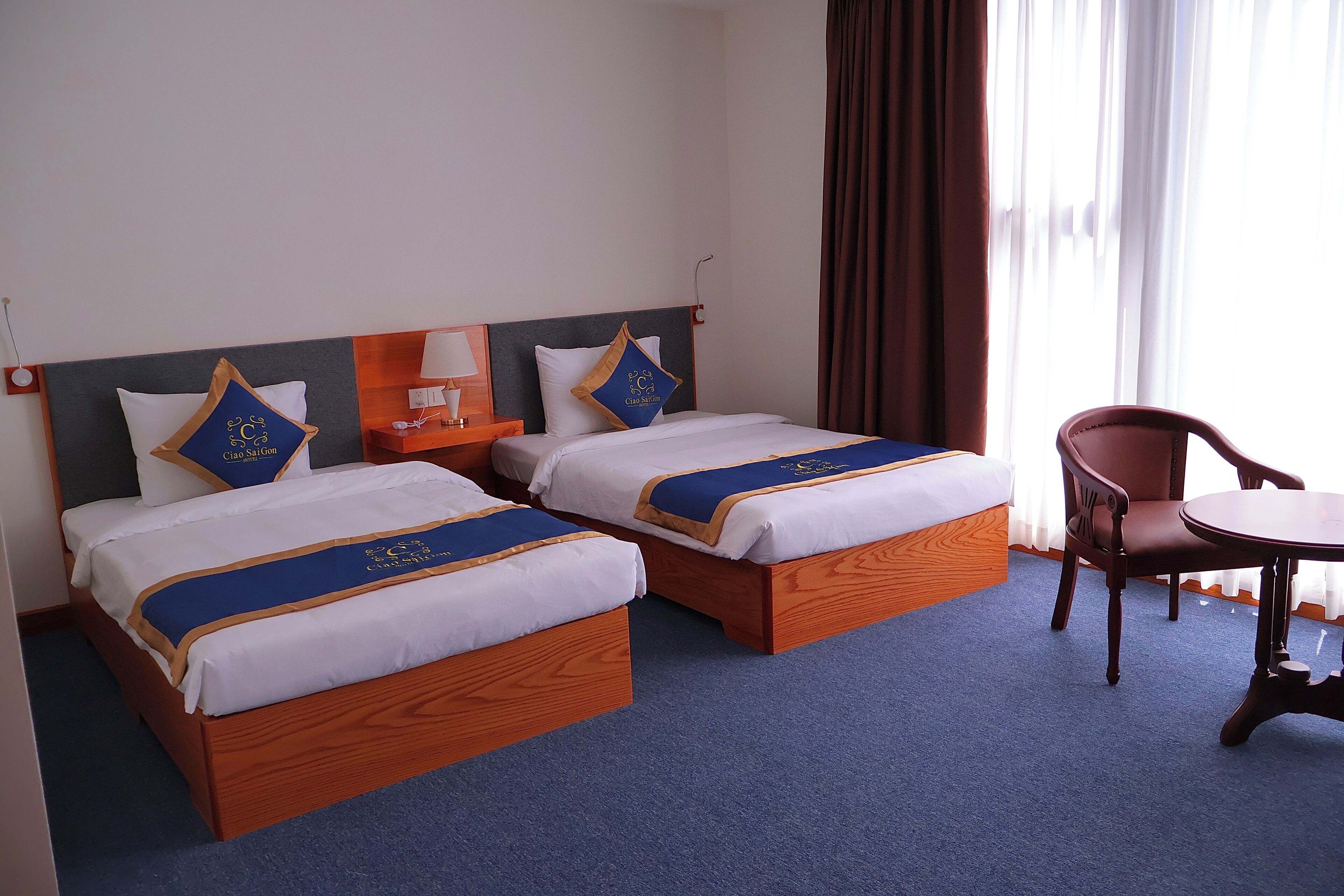 Kamar Twin Deluks | Minibar, brankas, meja kerja, dan tirai kedap cahaya