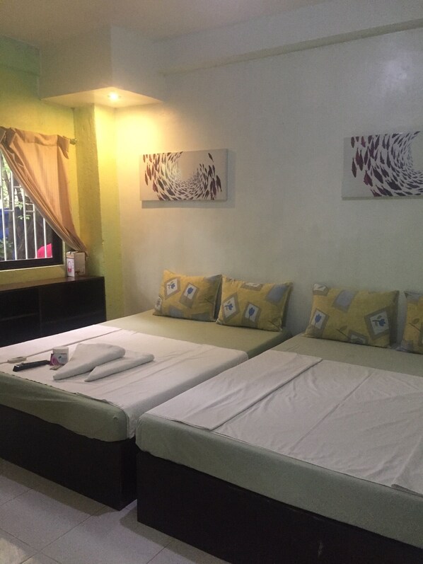 家庭雙人或雙床房 | 迷你吧、書桌、筆電工作空間、熨斗/熨衣板