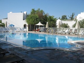 2 ulkouima-allasta, aurinkovarjoja, aurinkotuoleja