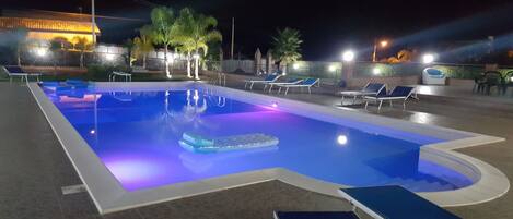 Een seizoensgebonden buitenzwembad