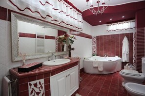 Triple Room | Bathroom | Shower, hair dryer, towels