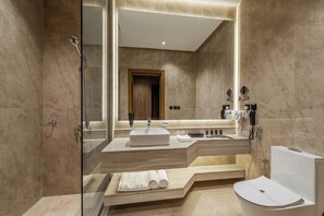 Regendusche, kostenlose Toilettenartikel, Haartrockner, Bademäntel