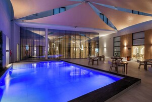 Piscina externa, barracas de cortesia, guarda-sóis