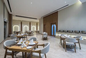 供应早餐、午餐和晚餐，国际美食