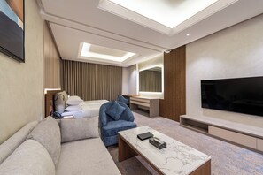 Quarto duplo superior, várias camas, vista para a cidade | Área de estar | TV de tela plana 42 polegadas com canais via satélite, TV, lareira