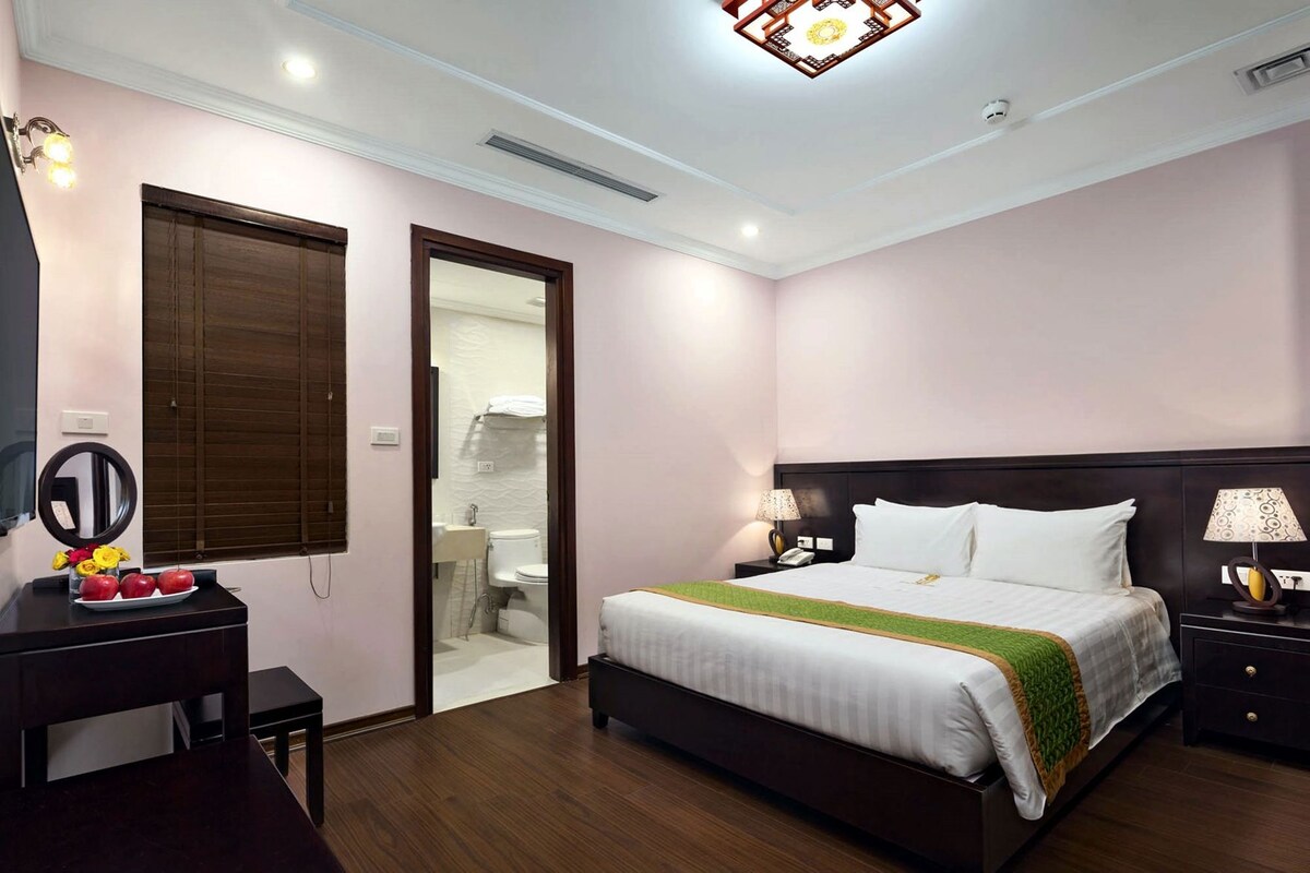 Premium bedding, minibar, in-room safe, desk