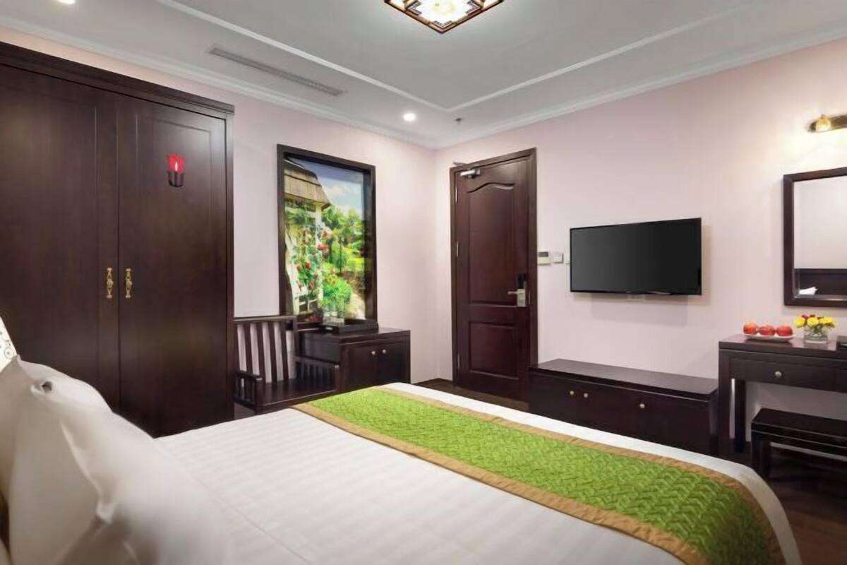 Seprai premium, minibar, brankas, dan meja kerja