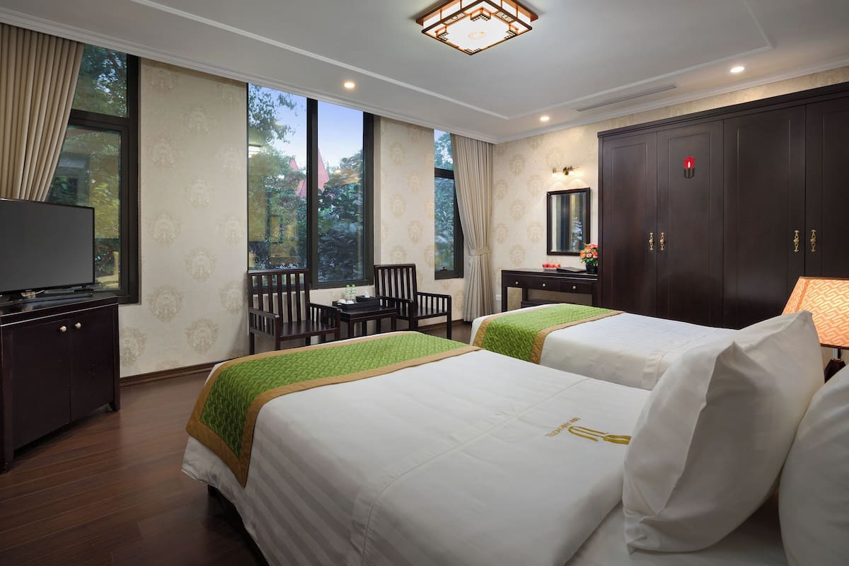 Kamar Deluks, 2 Tempat Tidur Twin | Seprai premium, minibar, brankas, dan meja kerja